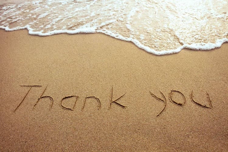 Schriftzug Thank You auf Sand am Strand