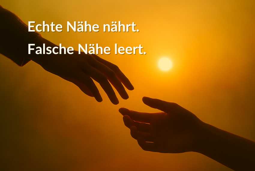naehe-energieverlust-bewusstsein Zwei Hände, die sich im goldenen Licht fast berühren – Symbol für Nähe, Energie und Bewusstsein.