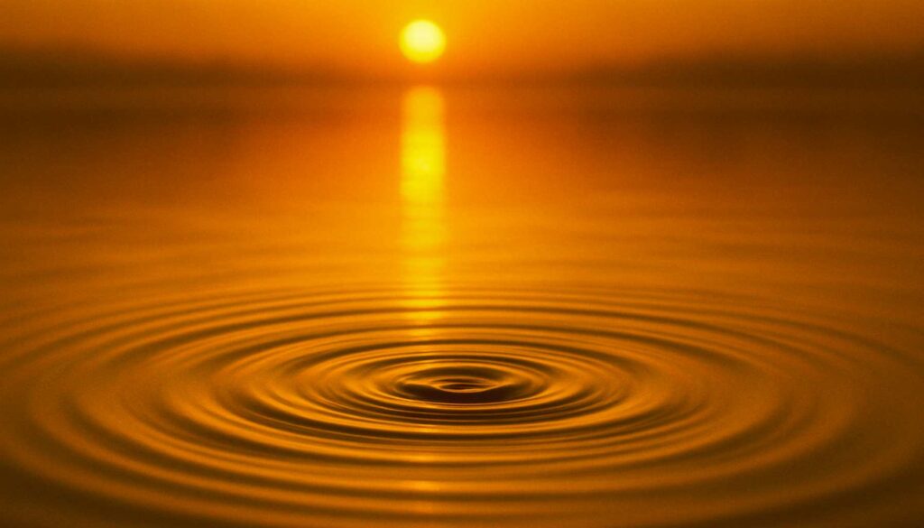 Sanfte Wellen breiten sich auf ruhigem Wasser aus, im Hintergrund spiegelt sich die Sonne – Symbol für Selbstwahrnehmung und innere Klarheit.