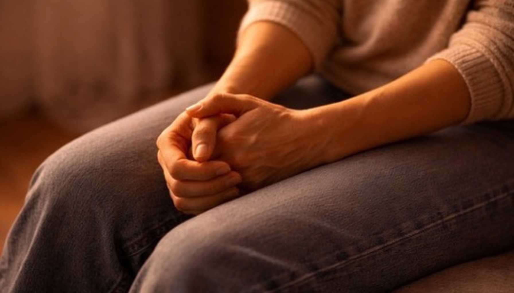 emotionale-reaktion-koerper-anspannung-nach-gespraech Hände ineinander verschränkt, körperliche Anspannung nach einem belastenden Gespräch